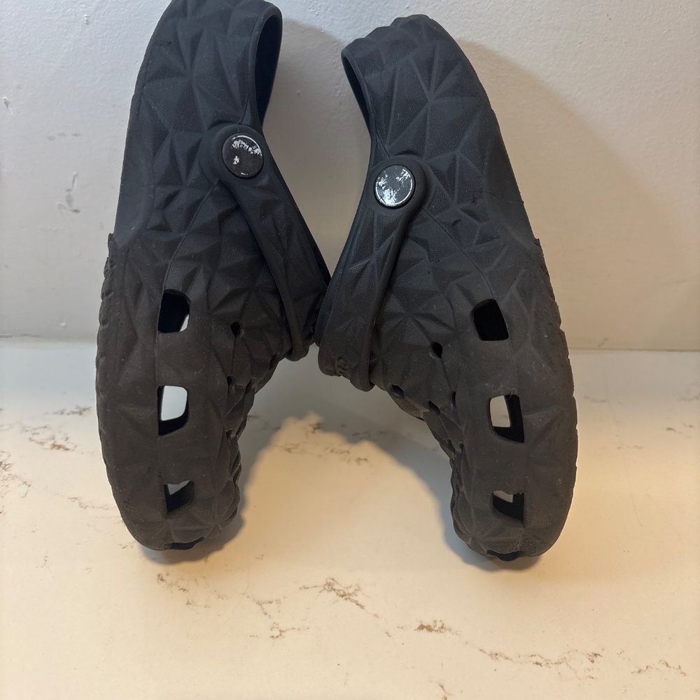 Kids Crocs Classic Geometric Clog - Black, size 2 - Picture 3 of 4